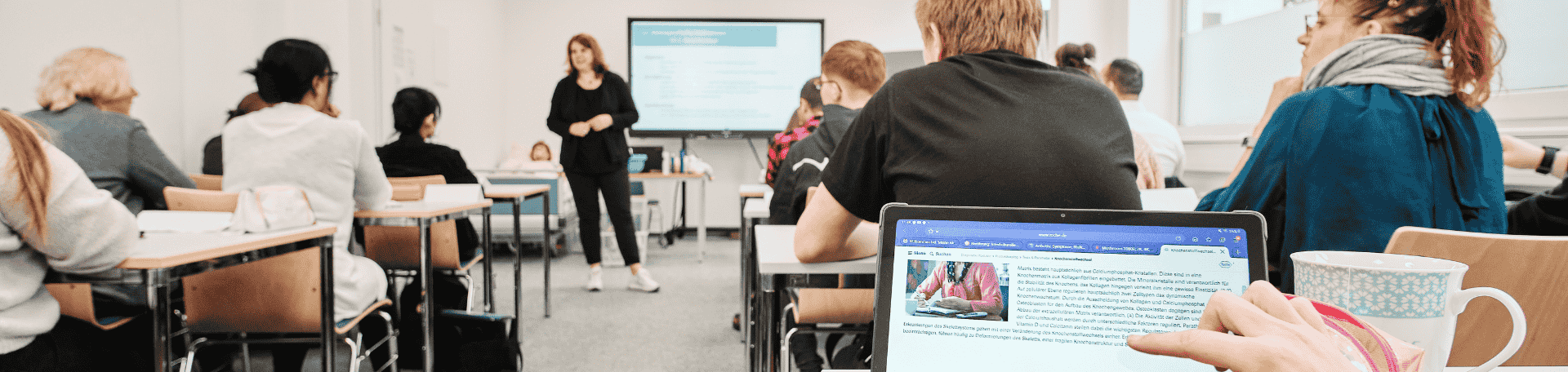 Lehrkraft an der Tafel