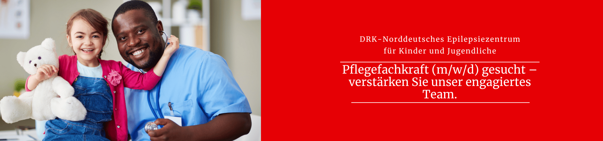 DRK-Pflegekraft sitzt neben einem kleinem Mädchen, die einen Teddybär im Arm hält