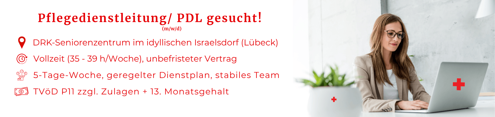 Pflegedienstleitung des DRK Seniorenzentrum arbeitet am Laptop