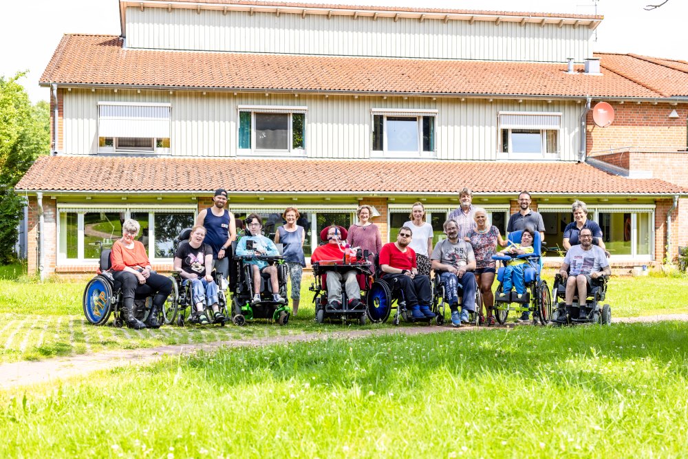 Gruppenbild von Erwachsenen Bewohnern und Mitarbeitenden des DRK-Standorts Raisdorf