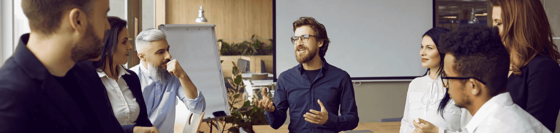 Mann gestikuliert in einer Gruppe von Menschen