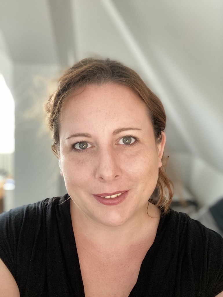 Frau Janine Hoffmann